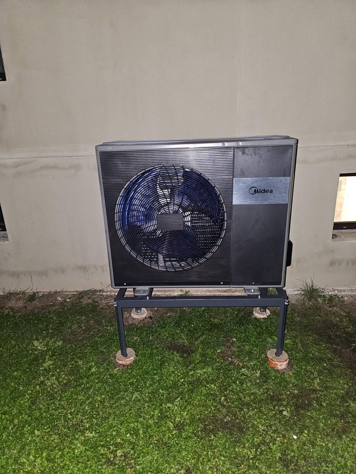 Šilumos siurblys oras-vanduo MIDEA M-Thermal Arctic MHA-V12W/D2RN8-B2 su HB-A160/CDS90GN8-B2 (12.00 kw) 3Ø -25 - Image 2